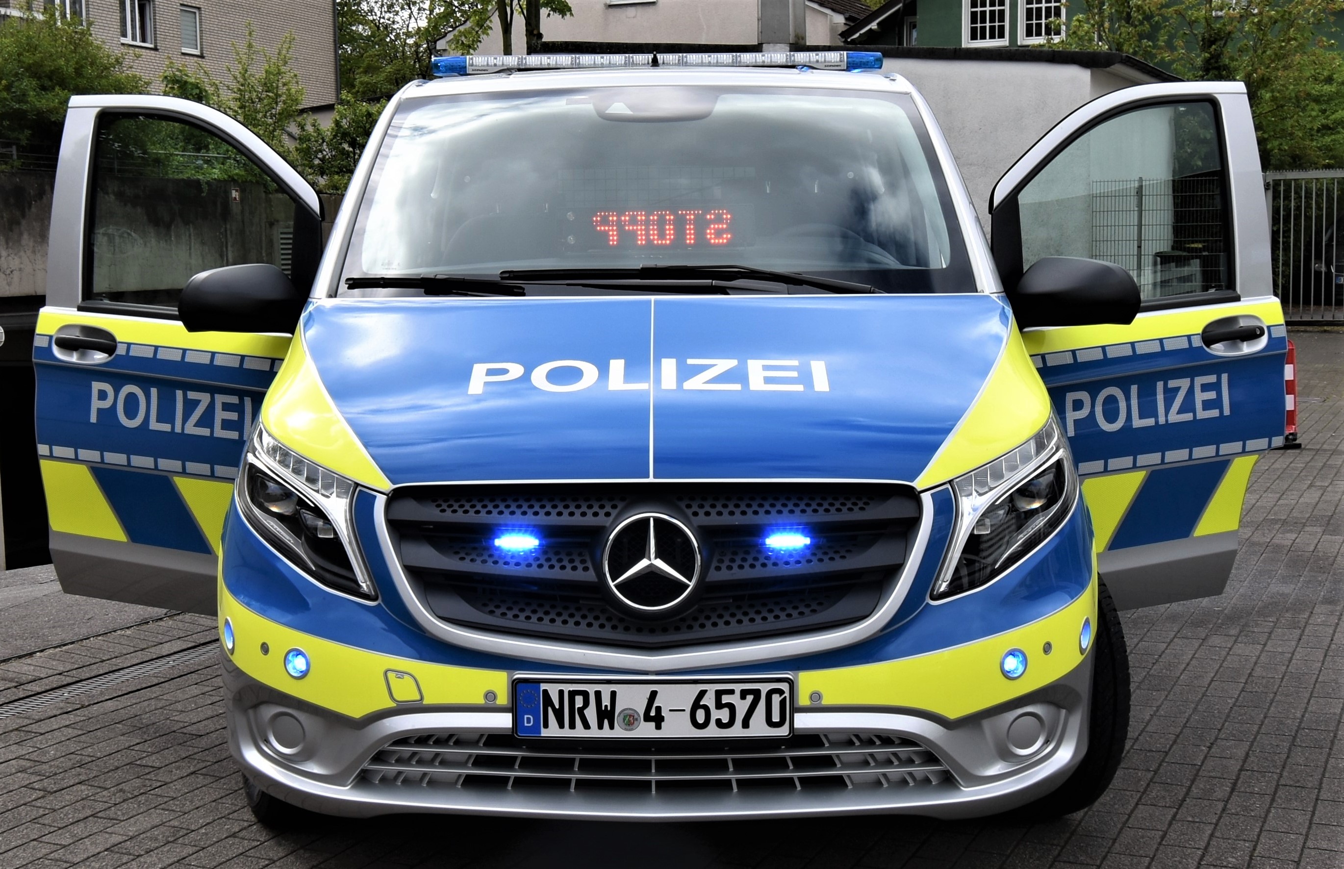 Mercedes Vito - Ein Neuer Streifenwagen Bei Der Bielefelder Polizei ...